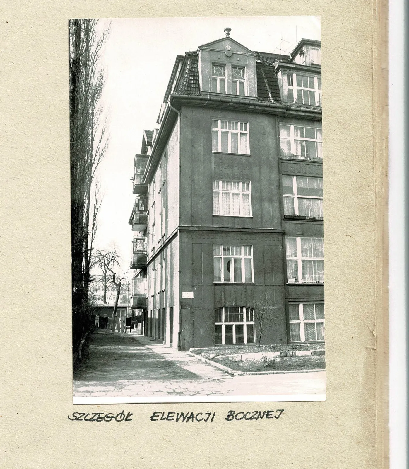 Front i elewacja południowa, w głębi magiel, ok. 1988/89