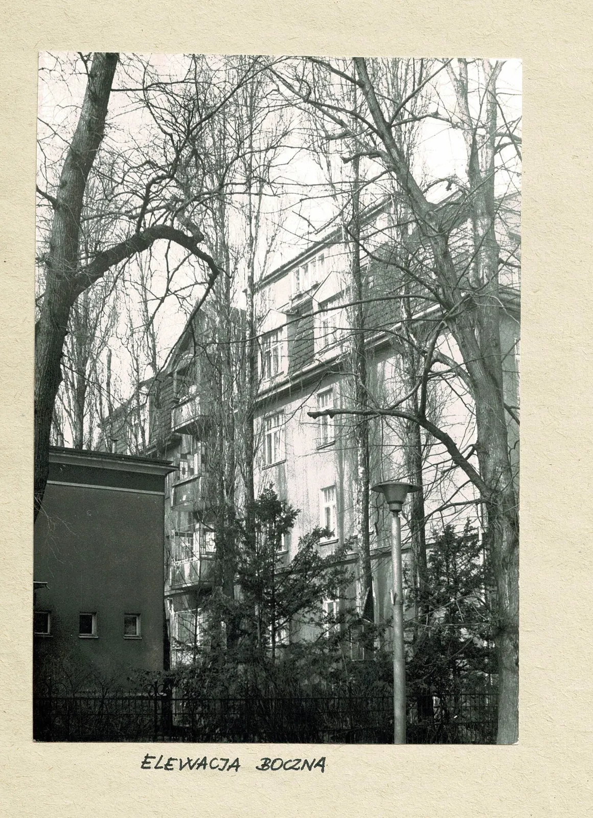 Elewacja południowa z rzędem zabudowanych balkonów, ok. 1988/89
